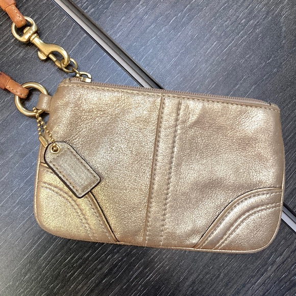 EUC Coach Mini Wristlet in Gold Leather Tag & Wrist Strap in Blond Leather - Picture 1 of 9